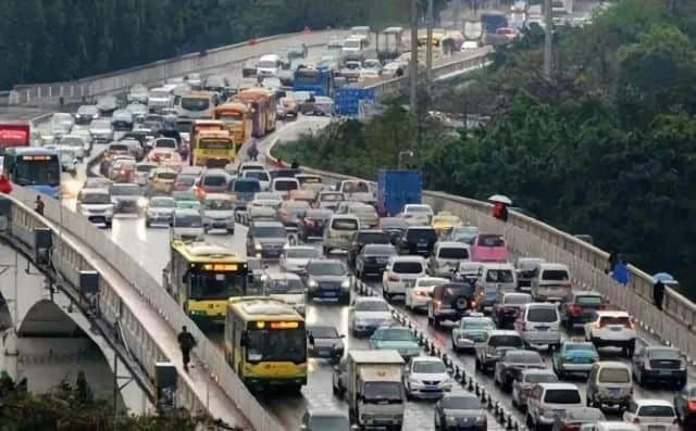 廣州，雨中，一堵車路段?/ 圖自網(wǎng)絡(luò)