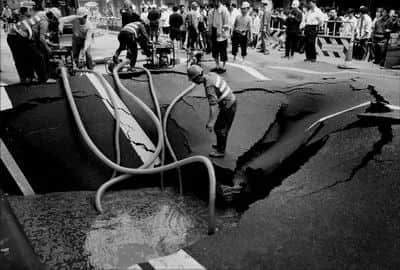 2006年，南岸路的裝飾材料城門前馬路下的一條水管突然發(fā)生爆裂，使得上千平方米被浸，更是引起了附近路面大面積塌陷?/ 圖自南方新聞網(wǎng)?