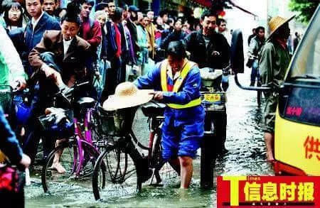 2007年，中山七路。一條地下水管爆裂淹了整條中山七路，行人紛紛卷起褲管脫下鞋子涉水而行?/ 圖自信息時(shí)報(bào)?