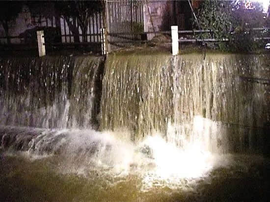 2009年，白云區(qū)新市棠安路邊，一條直徑400毫米自來水管爆漏。大量自來水涌出地面后流入旁邊的新市涌，形成一堵瀑布。爆裂的水管引發(fā)了附近路面的大面積塌陷?/ 圖自網(wǎng)絡(luò)