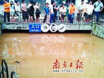 2010年5月7日，天河新賽格電子城停車場。一個(gè)面積約為1000多平方米，高約5米的停車場被黃濁的積水“灌飽”?！安挪坏?0分鐘，里面停著的40輛車就遭到‘滅頂之災(zāi)’了?！彪娮映堑臄傊髡f道?/ 圖自南方日報(bào)