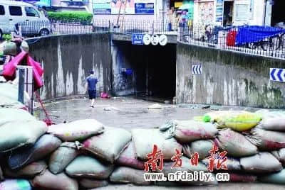 而導(dǎo)致這次意外的，除了客觀上的天氣因素外，很大一部分是車庫的管理問題。被淹的絕大部分車庫都有“防洪門”,但卻全部打開,形同虛設(shè)。保安更稱，從沒人告訴過他們?nèi)绾问褂?、什么時(shí)候使用這道防洪門?/ 圖自南方日報(bào)