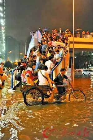 2009年，廣州。路浸了，車堵了，“擺渡”的平板三輪車火了?/ 圖自廣州日報(bào)
