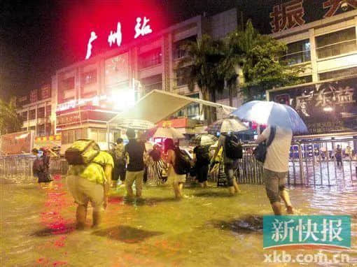 2016年4月23日，廣州火車站。一場大雨使得火車站變成了游泳場，旅客只能扛著箱子進(jìn)入候車大廳?/ 圖自新快報(bào)記者張若然
