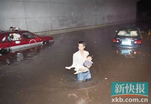 2015年5月，受大暴雨影響，廣園路轉(zhuǎn)天壽路口橋洞被淹水深達(dá)膝蓋，導(dǎo)致一輛小轎車和一輛的士熄火被淹，隨后的士司機(jī)逐一將車上的乘客轉(zhuǎn)移到橋洞人行道?/ 圖自新快報(bào)