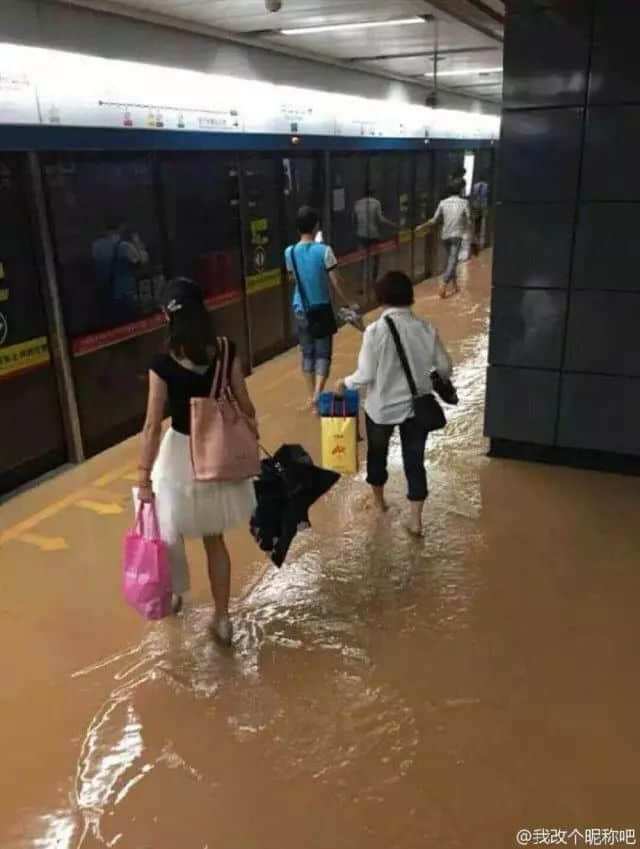 2016年5月，長湴地鐵站。一場尋常的大雨，卻讓長湴站成為了“游樂園”??/ 圖自網(wǎng)絡(luò)