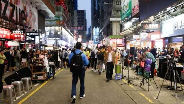 在香港，有條萬人朝圣的街即將被“殺”