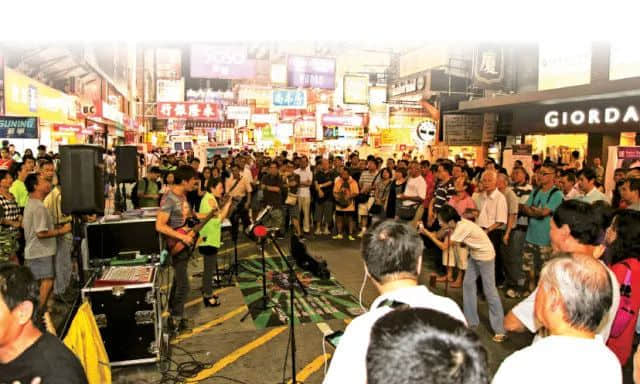 在香港，有條萬人朝圣的街即將被“殺”