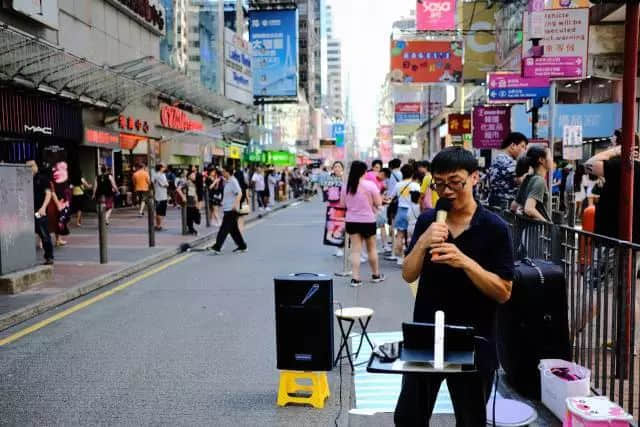 在香港，有條萬人朝圣的街即將被“殺”