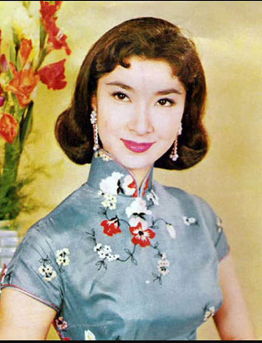 （圖四）60年代穿著“肩襟” 長衫的香港影星樂蒂，門襟開于右肩。