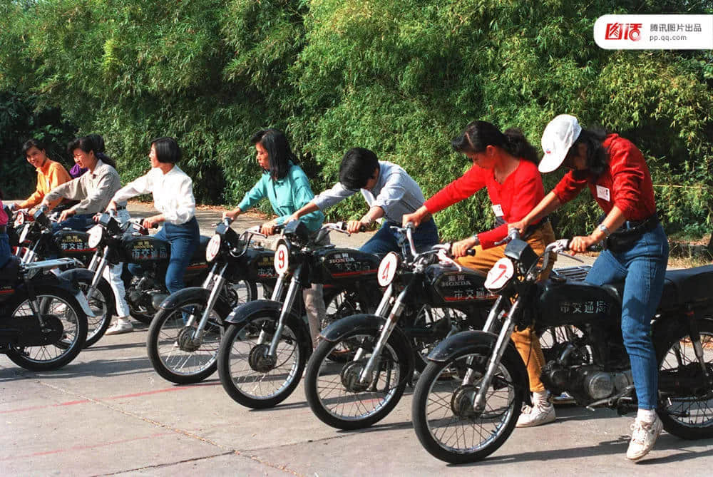 一輛摩托車，折疊了三個時代的廣州