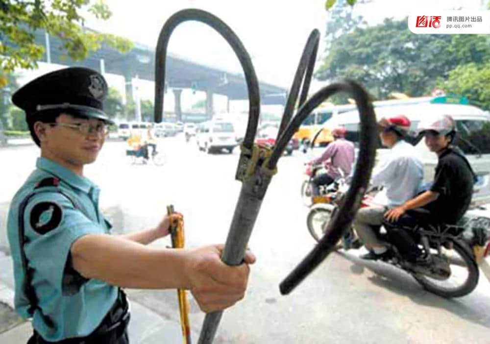 一輛摩托車，折疊了三個時代的廣州