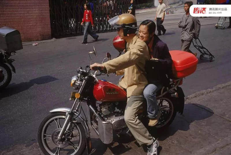 一輛摩托車，折疊了三個時代的廣州