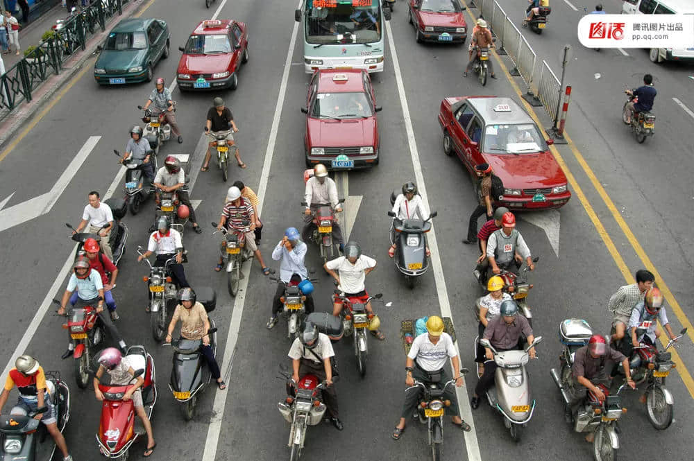 一輛摩托車，折疊了三個時代的廣州