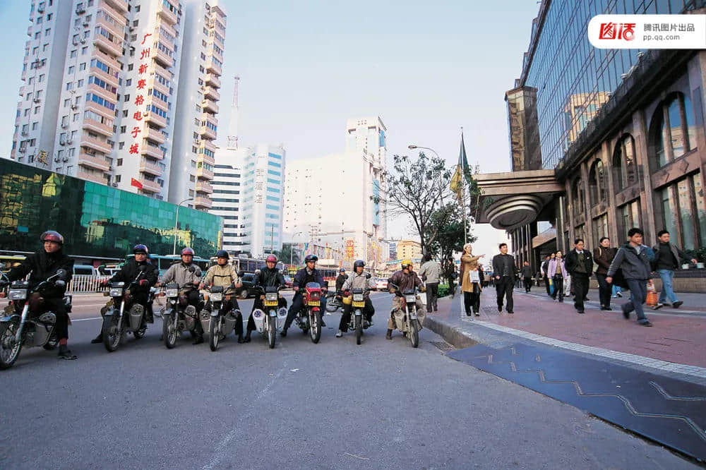 一輛摩托車，折疊了三個時代的廣州