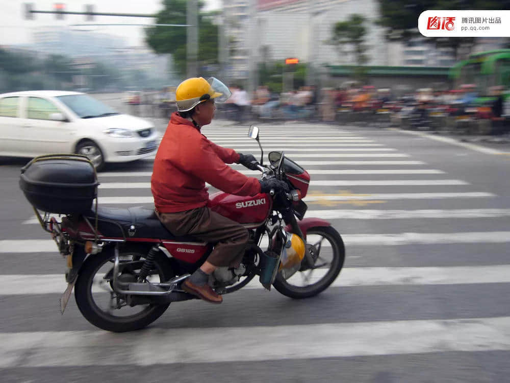 一輛摩托車，折疊了三個時代的廣州