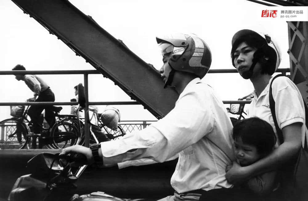 一輛摩托車，折疊了三個時代的廣州