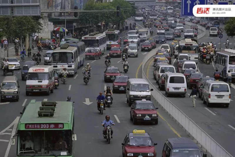 一輛摩托車，折疊了三個時代的廣州