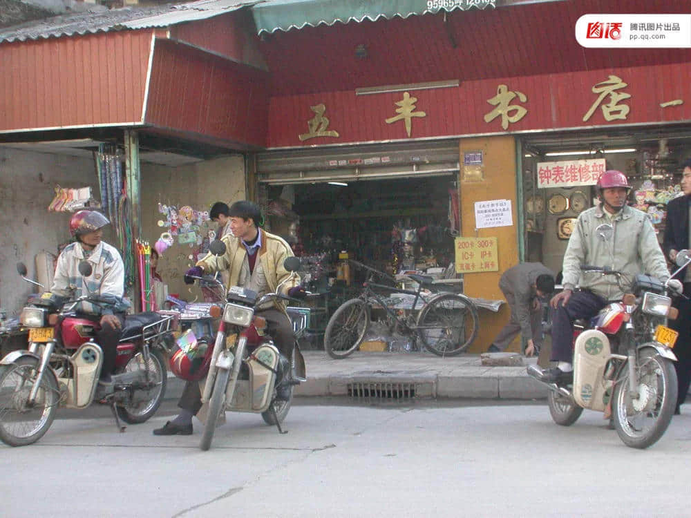 一輛摩托車，折疊了三個時代的廣州