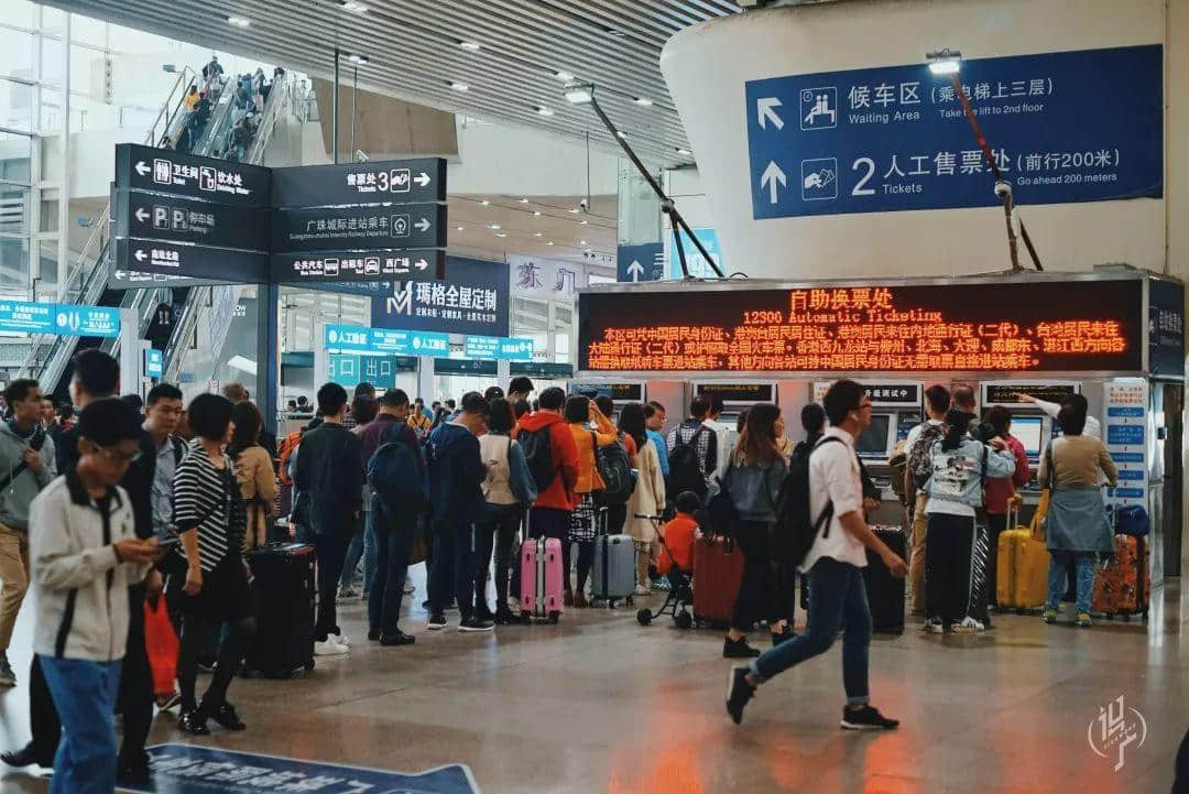 從黎明到夜深，廣州人從一條隊排到了另一條隊