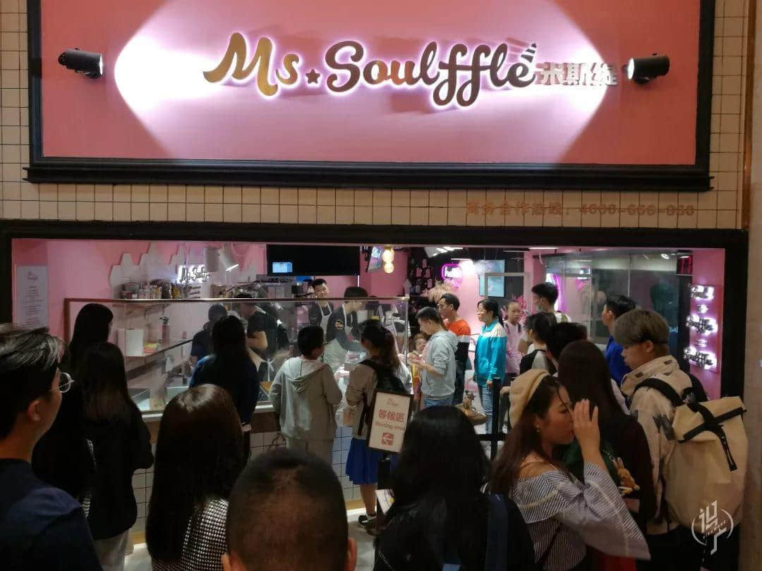 從黎明到夜深，廣州人從一條隊排到了另一條隊