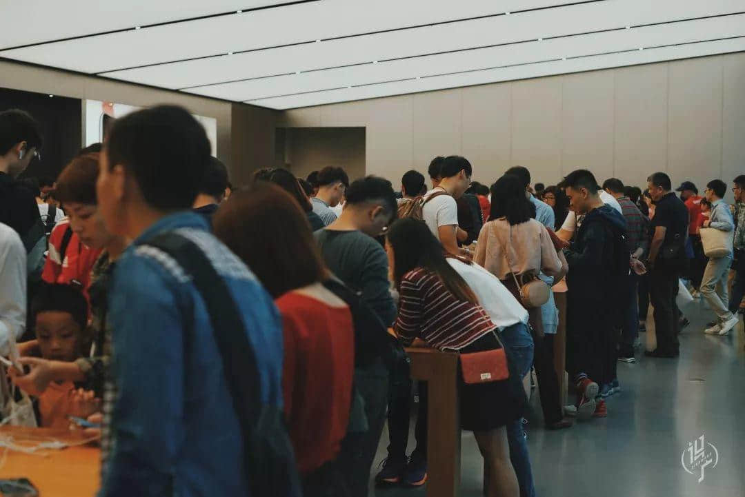 從黎明到夜深，廣州人從一條隊排到了另一條隊