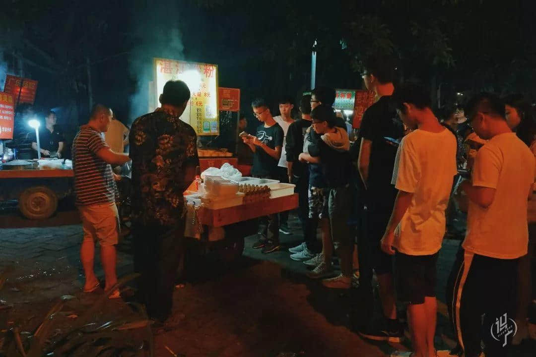 從黎明到夜深，廣州人從一條隊排到了另一條隊