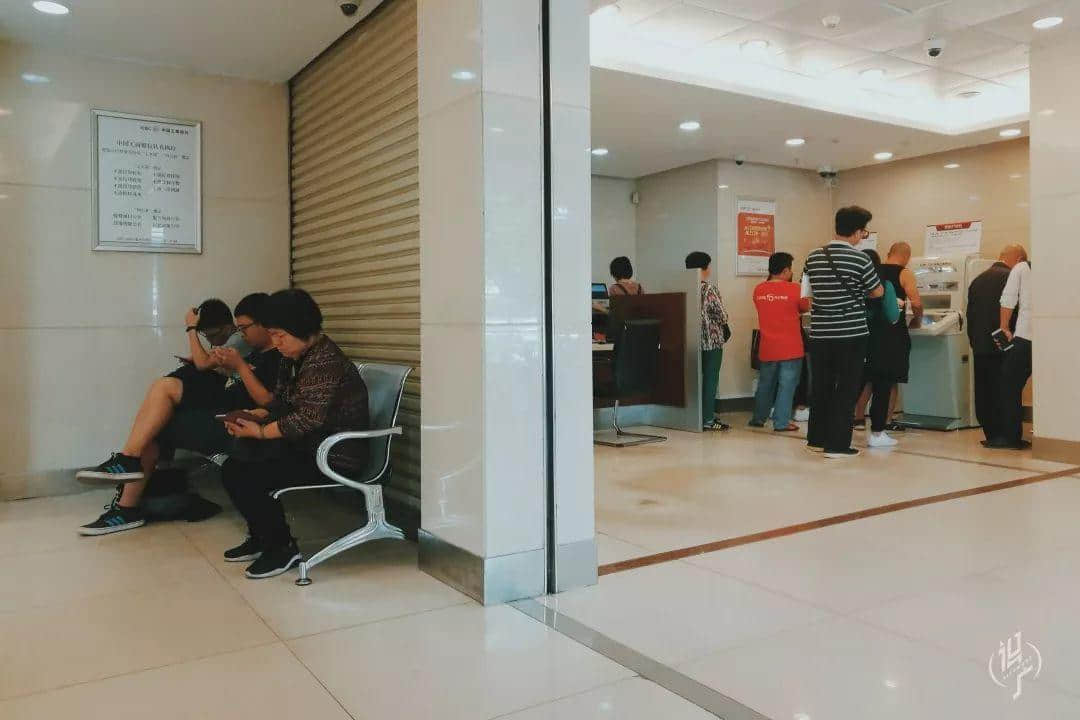 從黎明到夜深，廣州人從一條隊排到了另一條隊