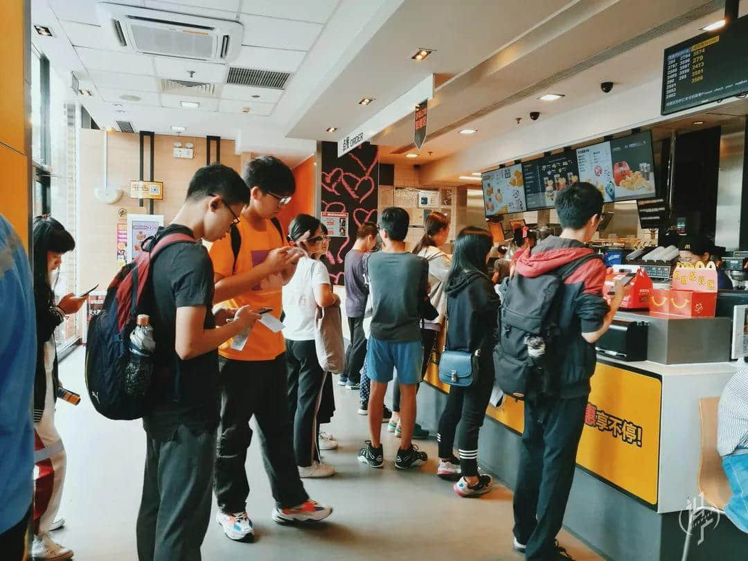 從黎明到夜深，廣州人從一條隊排到了另一條隊