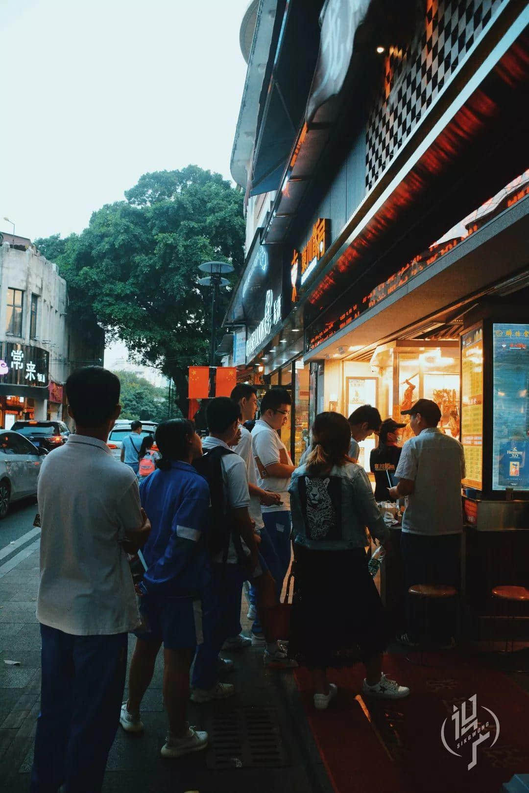 從黎明到夜深，廣州人從一條隊排到了另一條隊