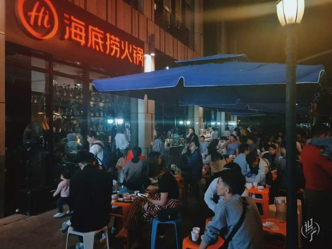 從黎明到夜深，廣州人從一條隊排到了另一條隊