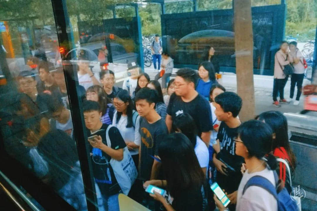 從黎明到夜深，廣州人從一條隊排到了另一條隊