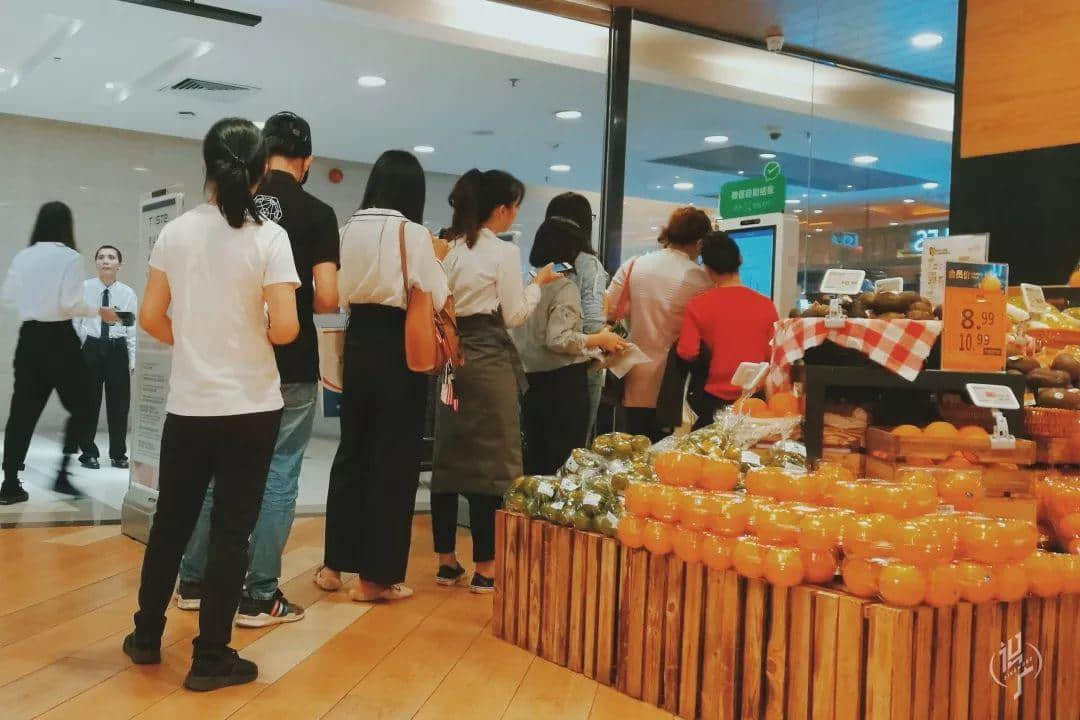 從黎明到夜深，廣州人從一條隊排到了另一條隊
