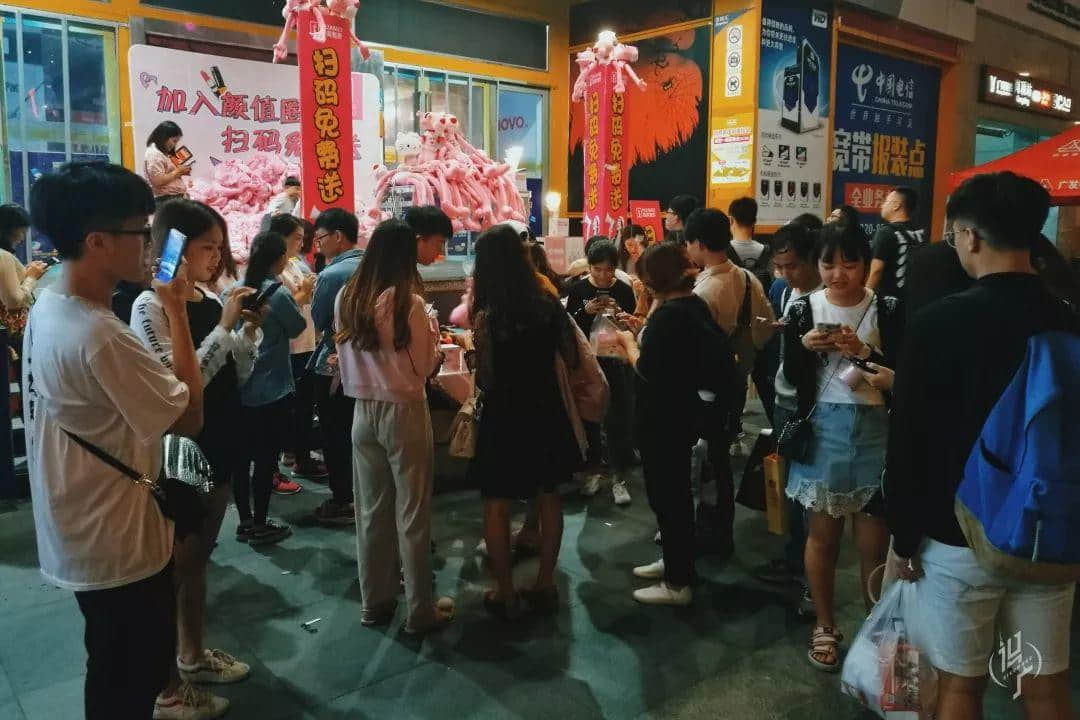 從黎明到夜深，廣州人從一條隊排到了另一條隊