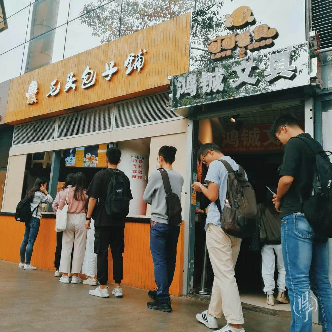 從黎明到夜深，廣州人從一條隊排到了另一條隊