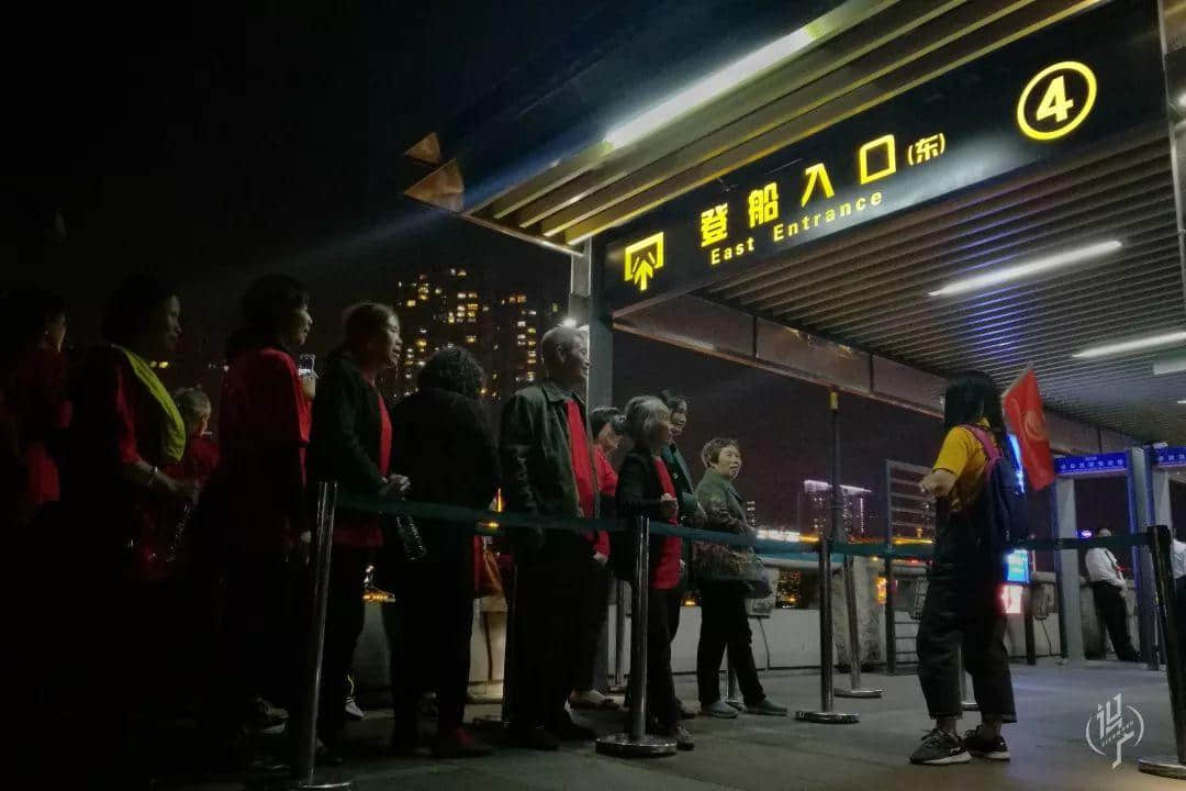 從黎明到夜深，廣州人從一條隊排到了另一條隊