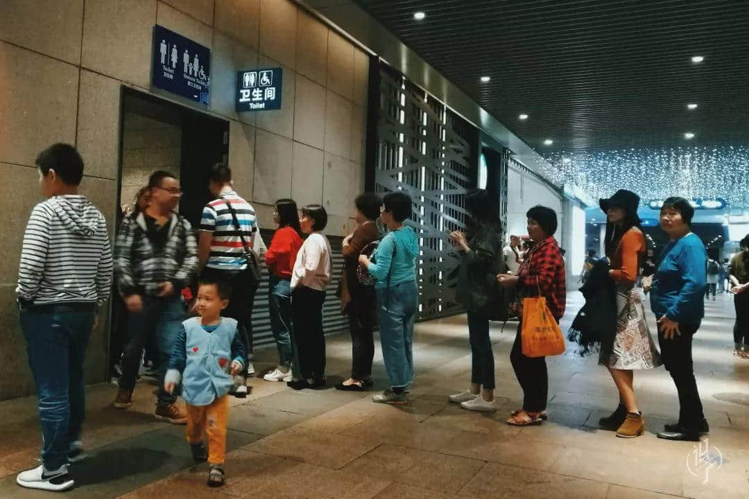 從黎明到夜深，廣州人從一條隊排到了另一條隊