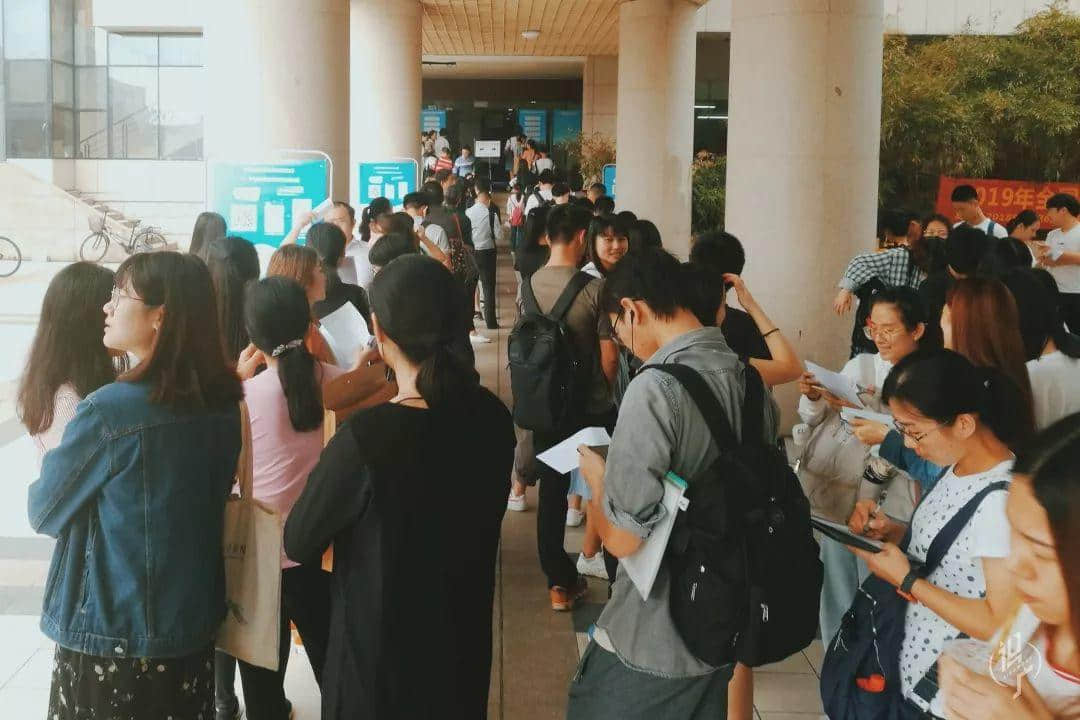 從黎明到夜深，廣州人從一條隊排到了另一條隊