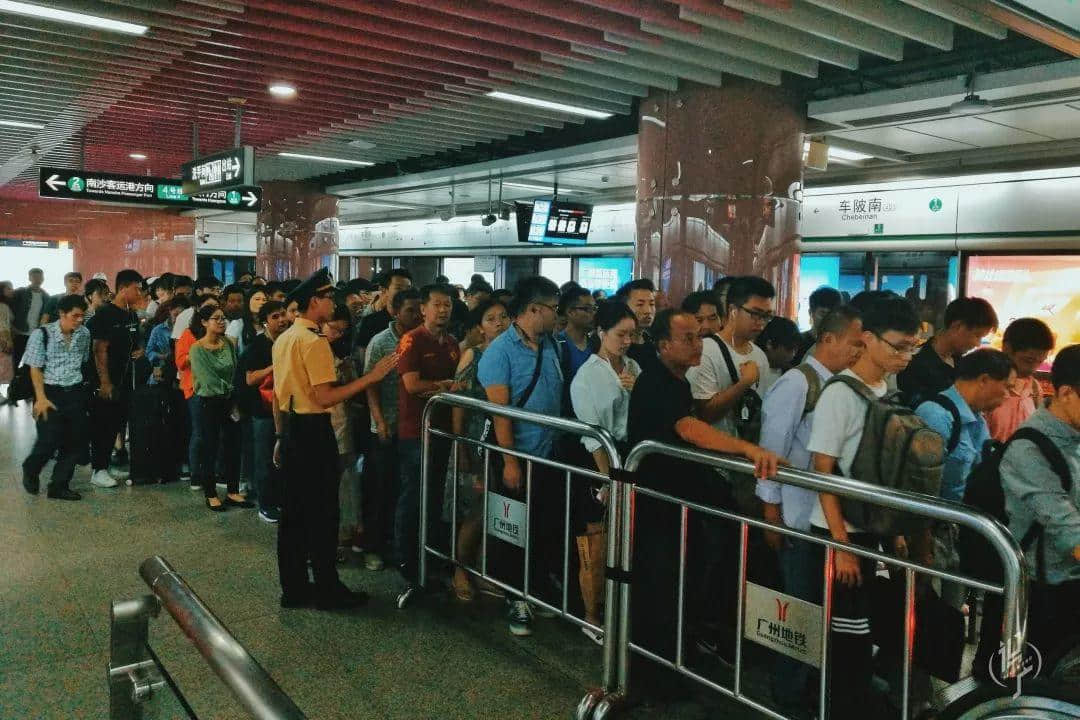 從黎明到夜深，廣州人從一條隊排到了另一條隊