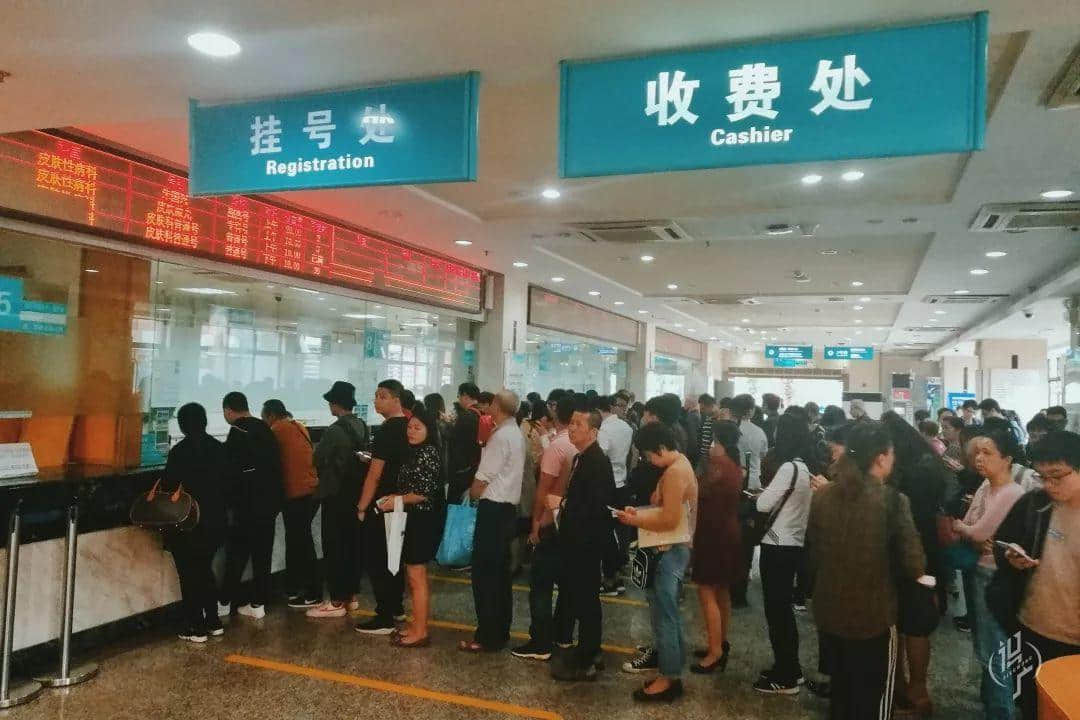 從黎明到夜深，廣州人從一條隊排到了另一條隊
