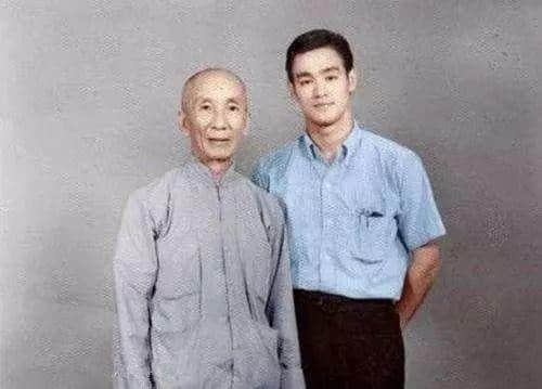 唔好再問(wèn)佛山人識(shí)唔識(shí)無(wú)影腳！因?yàn)辄S飛鴻自己都唔識(shí)！