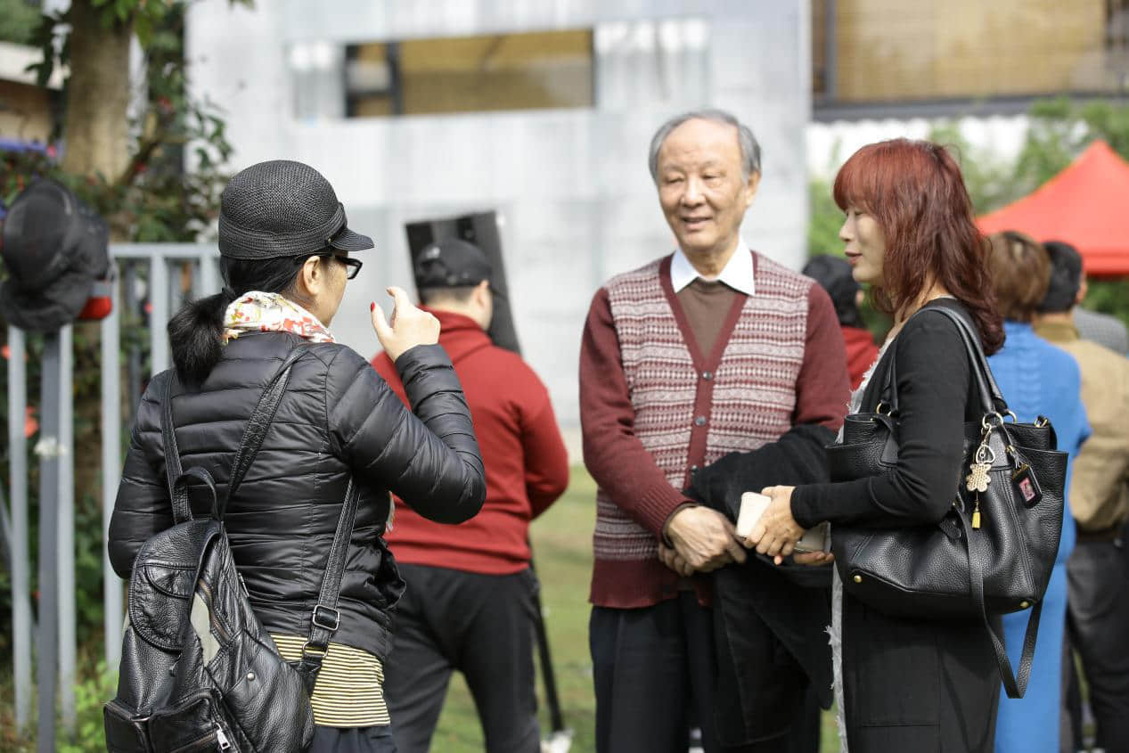 圖為馬明達(dá)教授（右二）與門敢紅女士（右一）交流