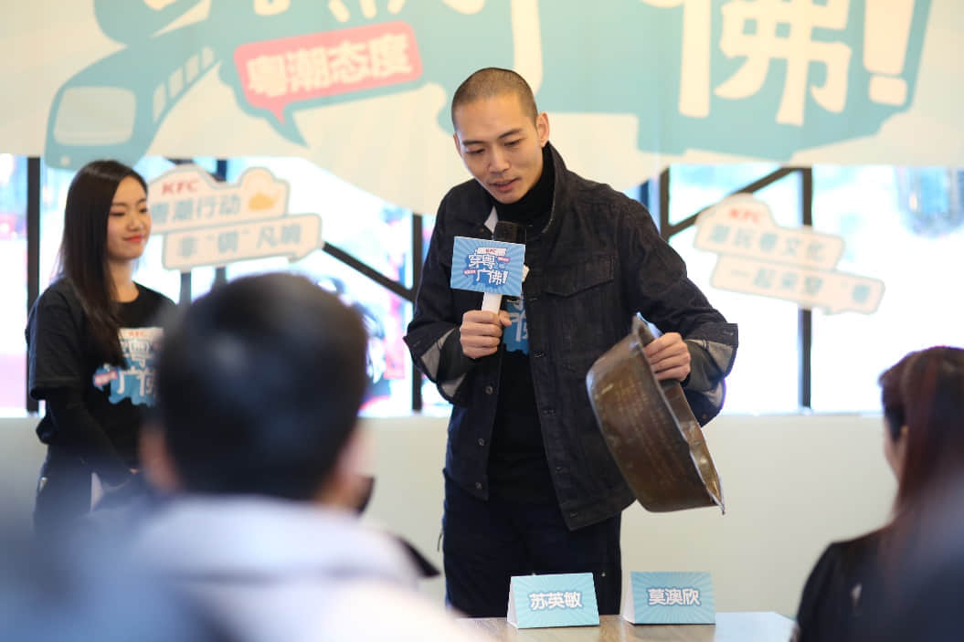 廣東省非物質(zhì)文化遺產(chǎn)、廣州“西關(guān)打銅工藝”代表性傳承人蘇廣偉之子蘇英敏在佛山百花餐廳分享打銅文化