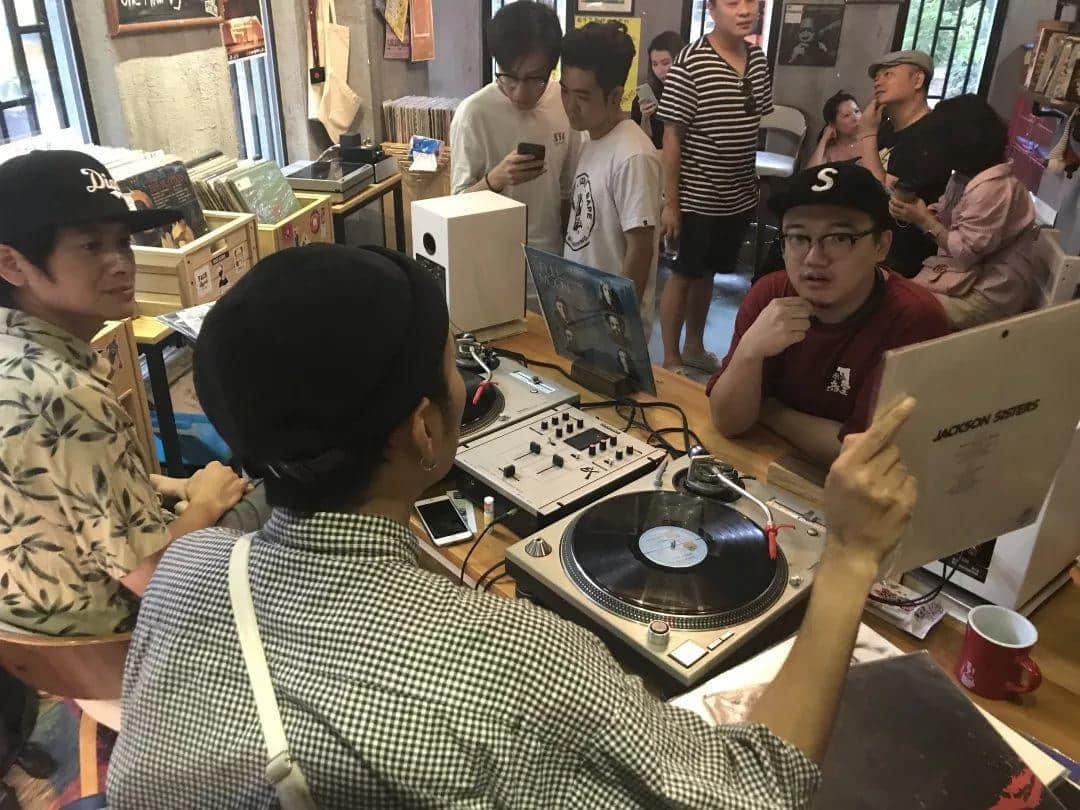 體育西橫街小區(qū)里，藏著全廣州最值得一去的黑膠唱片店