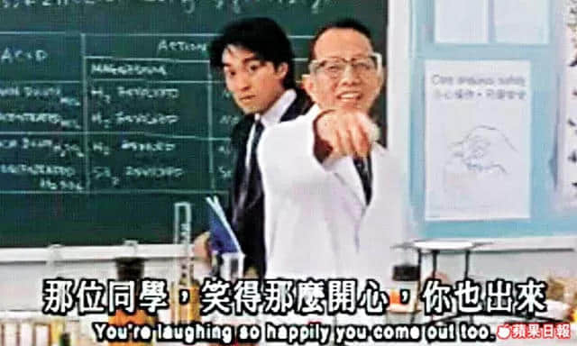 佢高傲，但係宅心仁厚。 佢低調(diào)，但係受萬(wàn)人景仰！