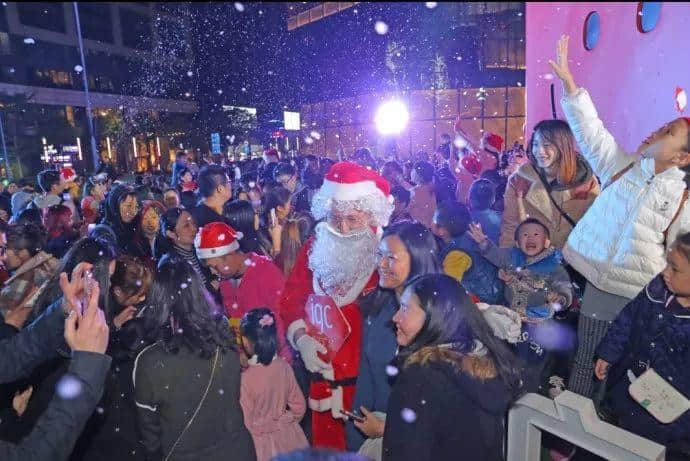 今年圣誕，我哋一于留喺廣州睇“雪”！