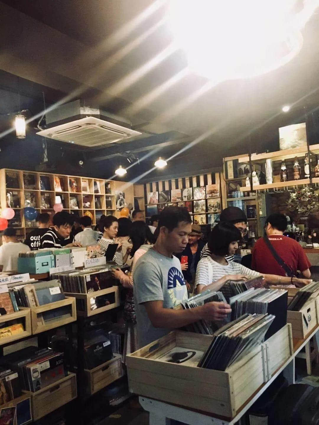 體育西橫街小區(qū)里，藏著全廣州最值得一去的黑膠唱片店