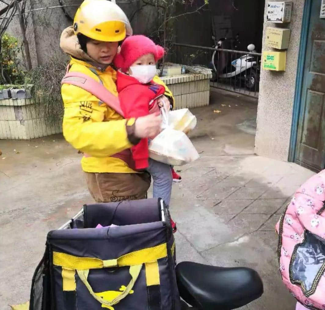 凌晨2點才關門的幼兒園讓人心酸：抱起磚就沒法抱你，放下磚就沒法養(yǎng)你 | 夜讀