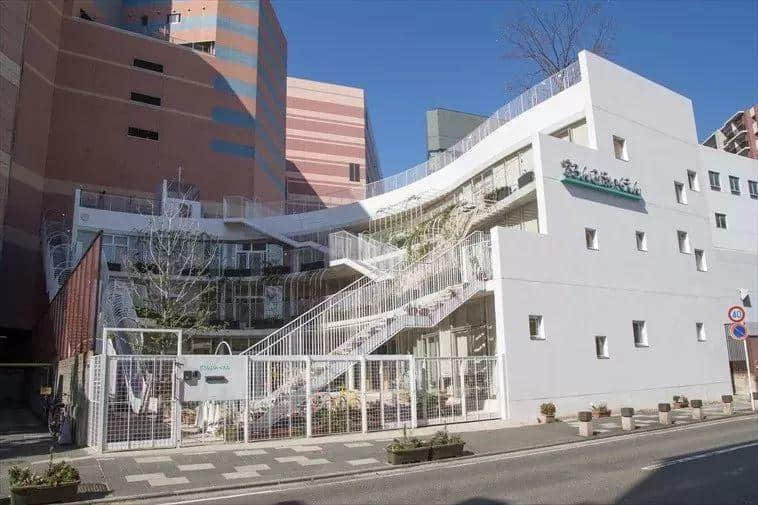 凌晨2點才關門的幼兒園讓人心酸：抱起磚就沒法抱你，放下磚就沒法養(yǎng)你 | 夜讀