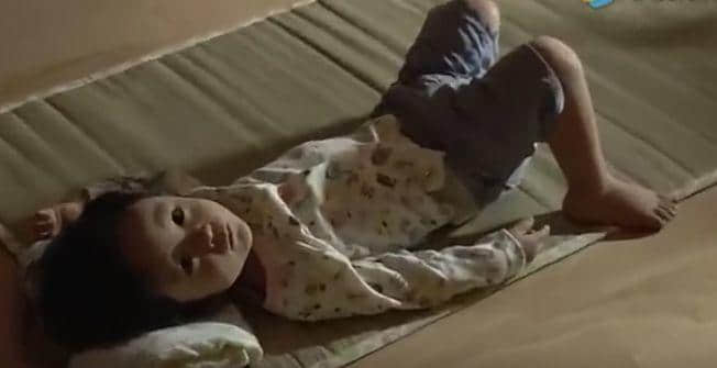 凌晨2點才關門的幼兒園讓人心酸：抱起磚就沒法抱你，放下磚就沒法養(yǎng)你 | 夜讀